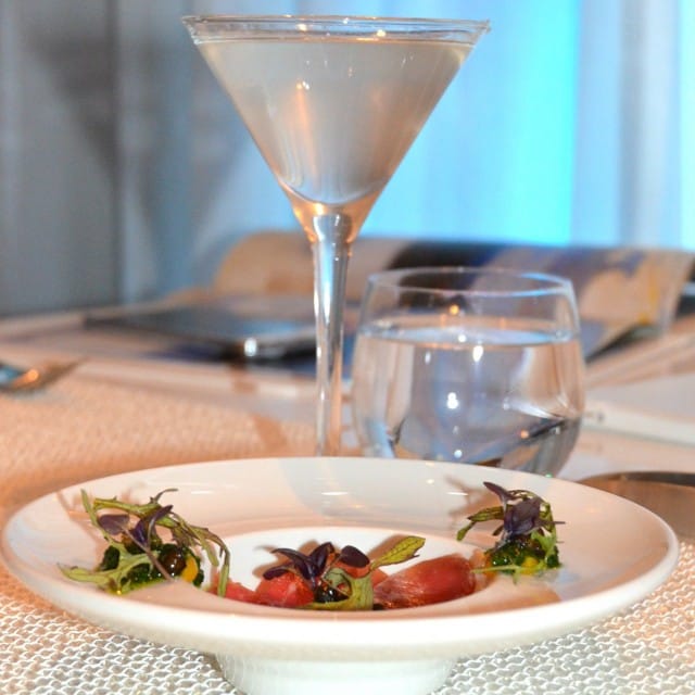 Kevätkaritsaa, kuusenkerkkää ja mustapippuria, lasissa eukalyptusta ja sitrusta.