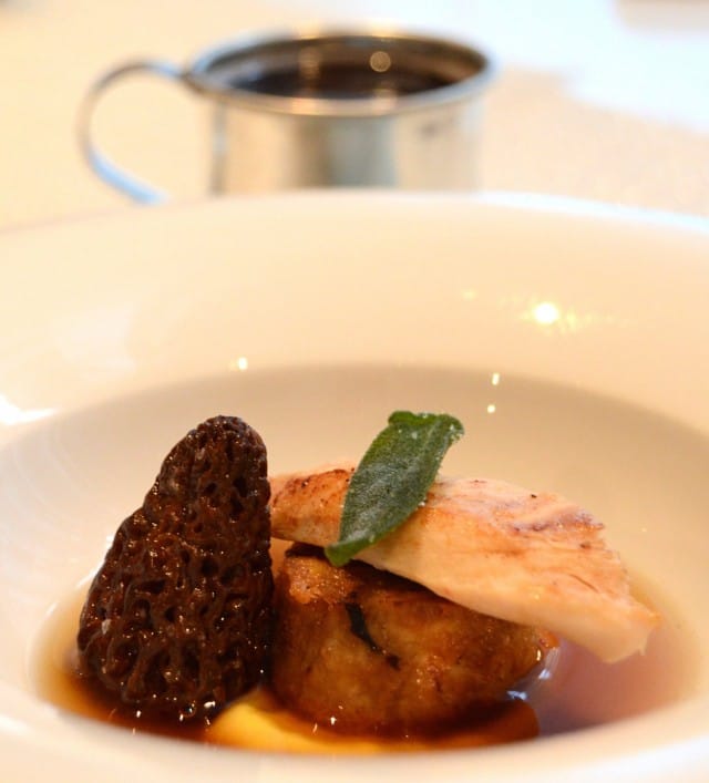 Kevätkananpoikaa, huhtasientä ja lipstikkaa, juomassa inkivääriä ja sherryä.