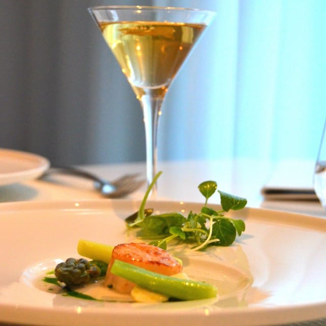 Parsaa, kampasimpukkaa ja koivunlehteä, lasissa paahdettua teetä.