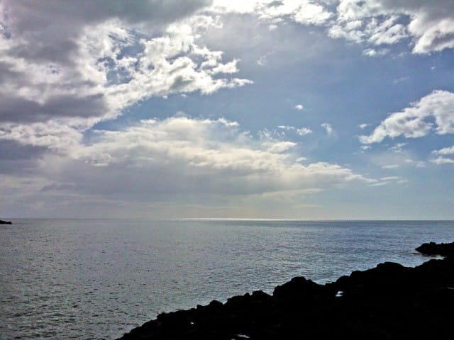 Laavakivestä musta Sisilian rannikko