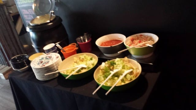 Lounaksi oli liha tai vege -burrito sekä alkukeitto ja salaatti.