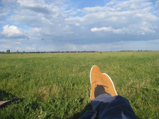 Kengät: Berska, 39,95 euroa; housut: roomalaiselta kirpputorilta, 7 euroa.