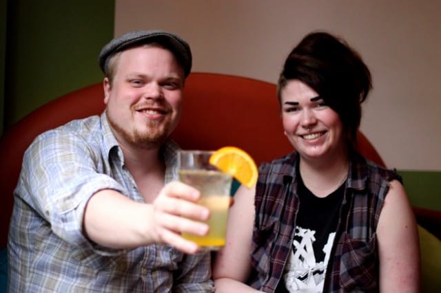 Kahvillan Veikko Pajunen ja Minja Kudjoi voittivat parhaan palvelun tittelin asenteella ja hymyllä.