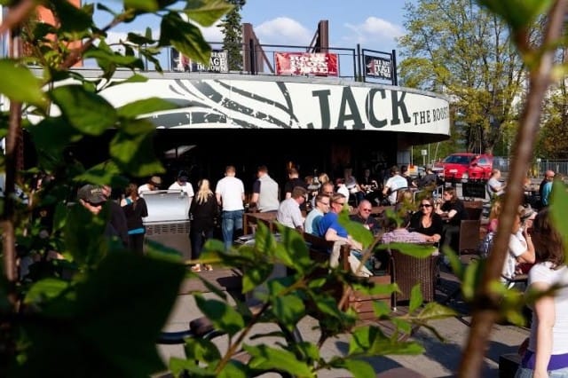 Tampereen parhaan baarin, Jack the Roosterin palkittu terassi on auringon paistaessa aina täynnä.