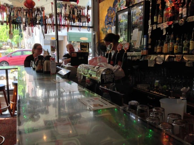 Majavan baaritiskillä pääsee juttuihin mukaan.