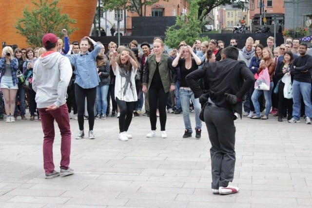 Pukumieskin intoutui sheikkaamaan tytöt vastaan pojat -battlessa.