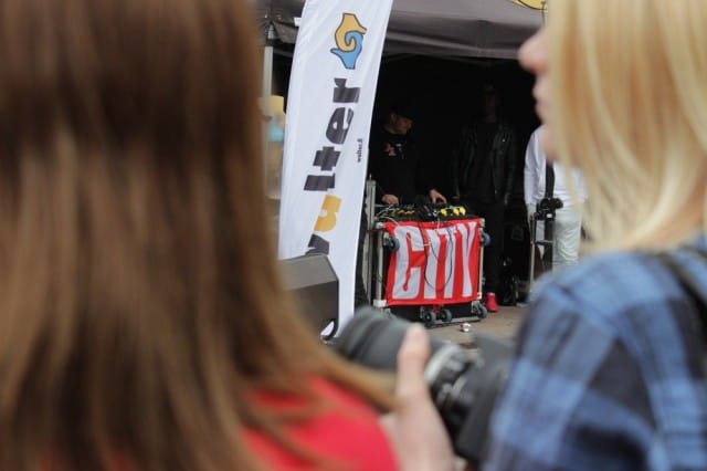 Spin FM:n dj Nestar soitti Narinkkatorilla musiikkia.