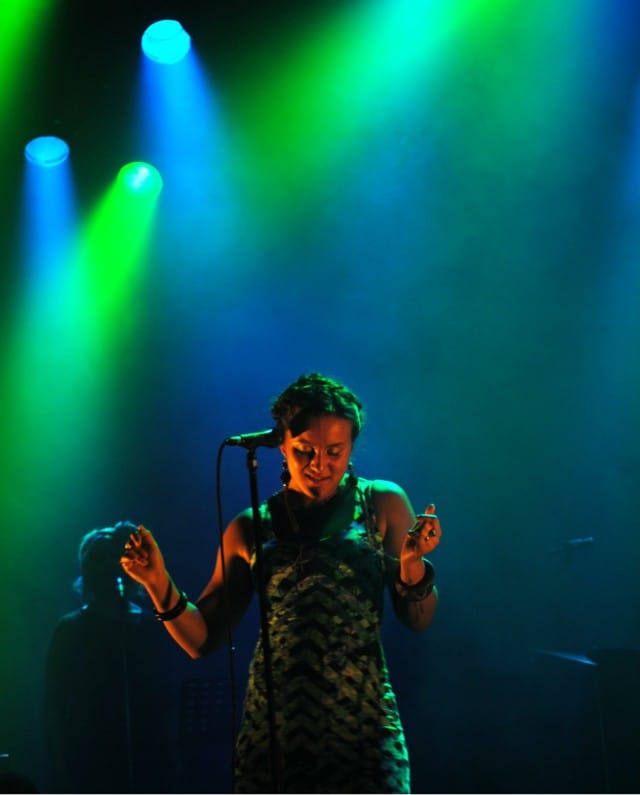 Sandhja levyjulkkareissaan.