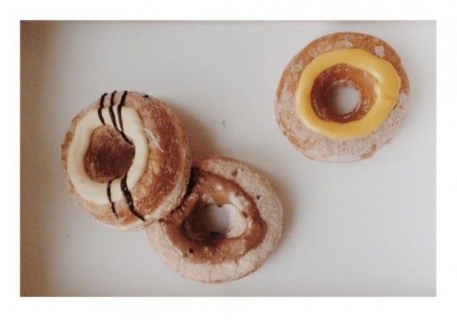 Vasemmalta oikealle: valkosuklaa-, hasselpähkinä- ja sitruunacroniz.