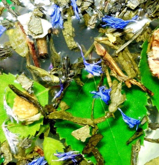 Ripaus koivua, muutama ruiskukka, vihreää teetä, ruusunkukka... kohta olen kaunis, nuori ja kohtaan unelmieni prinssin!