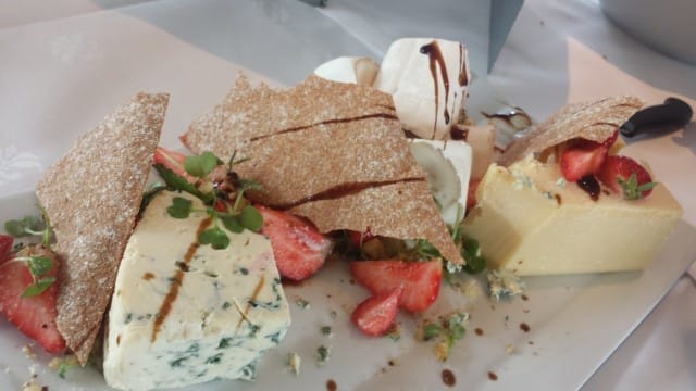 Kalastajatorppa tarjosi juustoja juustohiirille.