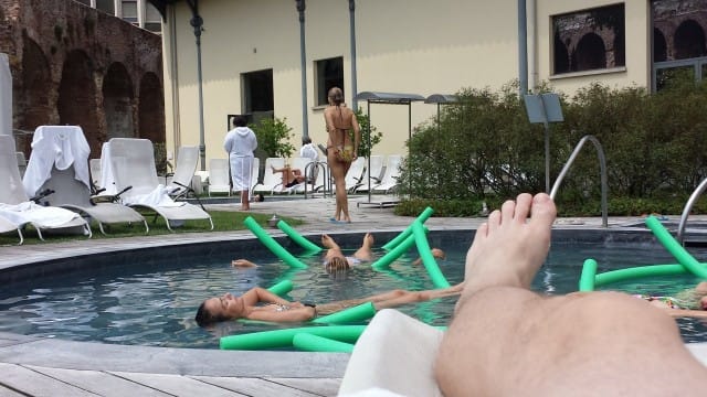 Aurinko paistoi ja vesi porealtaissa ja vedealaisen musiikin altaissa oli lämmintä.