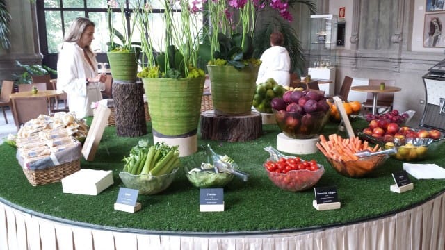 Buffetpöydästä löytyi kaikkea terveellistä. Selleriä en kyllä siltikään syönyt.