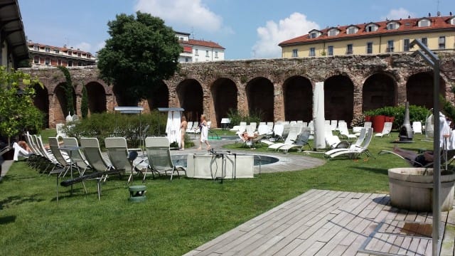 Pihapiiri oli viihtyisä ja aurinko paistoi.