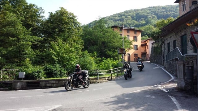 Reittimme kulkee pienten vuoristokylien läpi.