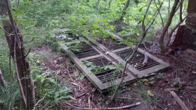 Hylätty talo oli kärsinyt ilkivallasta.