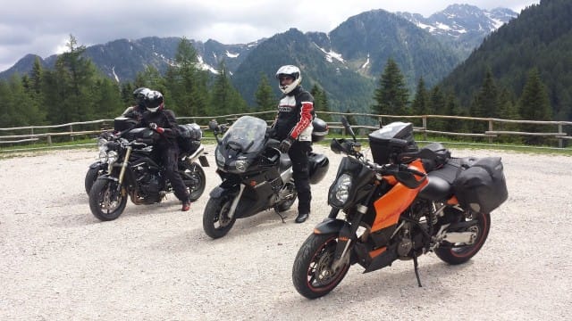 Tältä näyttää pyörä pakattuna matkan päällä. Kuva Italian alpeilta lähellä Castello Molina di Fiemmeä.