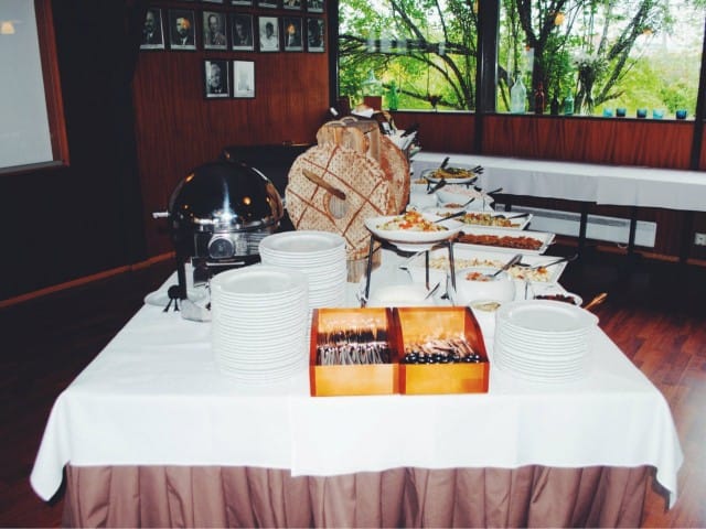 Saaren runsas brunssipöytä.