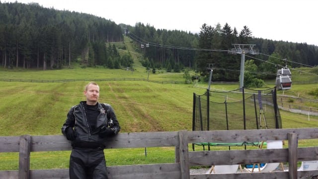 Ville ja suljettu kelkkarata. Tulipahan nähtyä.