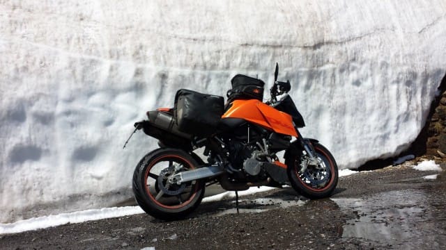 Huipulla oli vielä paljon lunta. Tiet olivat silti sulat.