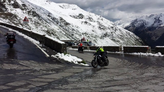 Mutka-ajoa tuli harjoiteltua. Paljon. Ja oli kivaa. Nousu Stelviolle.