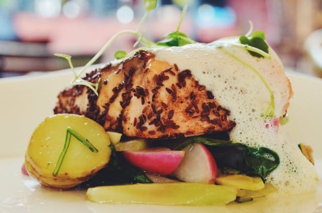 Merilohta ja kauden kasviksia.