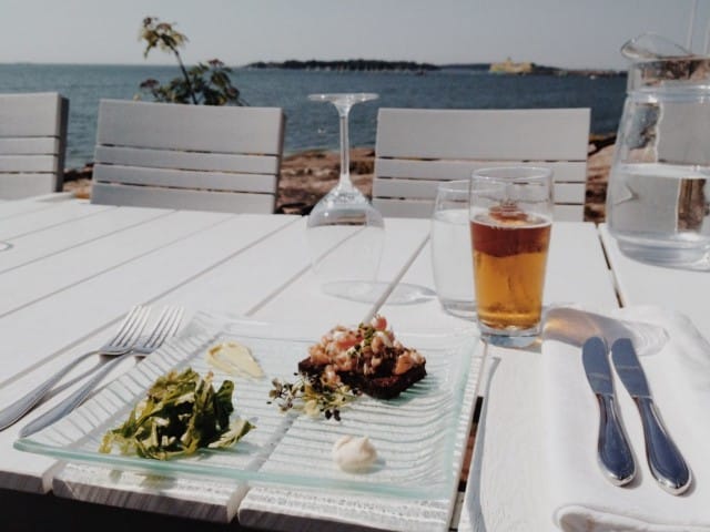 Alkuruoka: lohitartar, piparjuurta ja ruista.