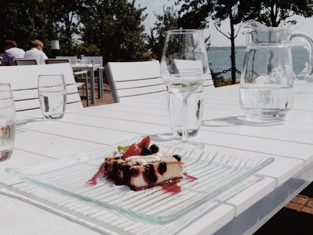 Jälkiruoka: mustaherukkapiirakkaa ja jogurttimoussea.