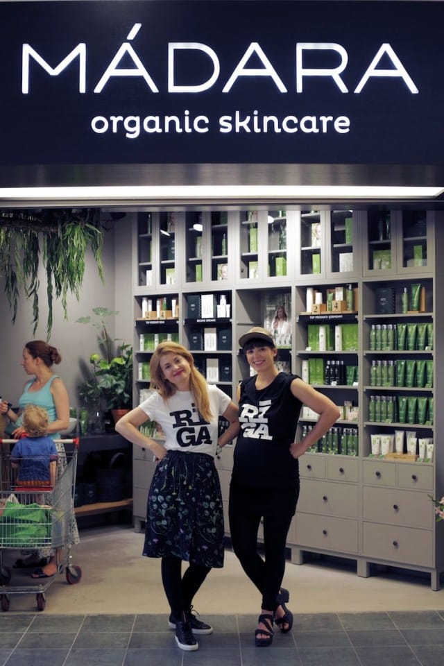 Madaran perustaja Lotte sekä Noora Madaran uudistetun liikkeen edessä Riikassa.