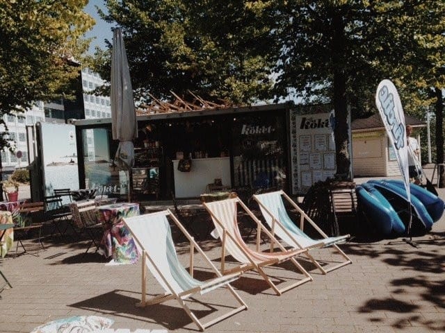 Café Köketin konttikahvilan terassi on täydellinen paikka nauttia merellisestä Helsingistä.