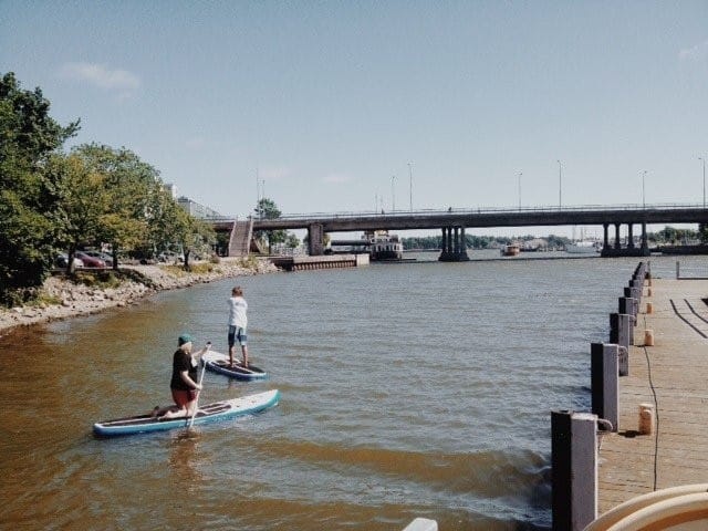 Arctic Surf Shopin Peksi näyttää Elsalle (vas.), miten suppailu sujuu.