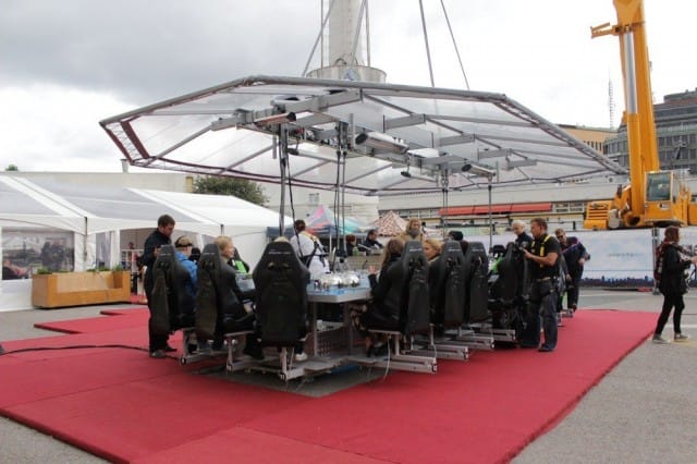 Ruokailijat köytetään tiukasti tuoleihinsa ennen yläilmoihin nostamista.