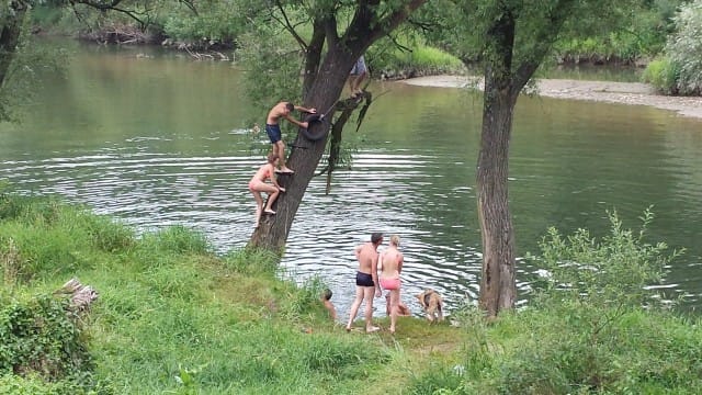 Elämä jatkuu. Auschwitzin ulkopuolella on kiva joki, jossa voi käydä pulahtamassa.