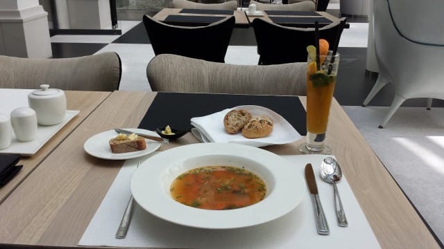 Alkuruoaksi ihanaa keittoa. Puolalaiset tekevät erinomaisia keittoja. Herkkua. Ei ihme, että tällä paikalla (H15 Boutique & Signature Hotel) oli Michelin suositus.