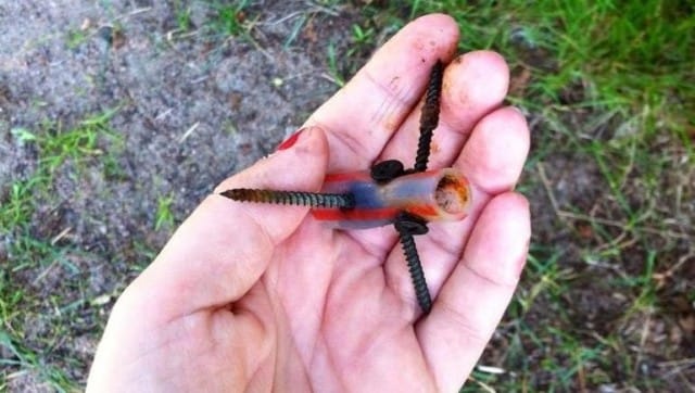 "HOX! Löydettiin äsken Viitaniemen uimarannalta tällänen jonkun idiootin tekemä ansa. Matalalta ja just vielä "pikkulasten puolelta". Kannattaa olla varovainen!" kirjoittaa Sonja Brandt löydöksestään.