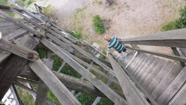 Vierumäen hyppytorni on hieman vaarallisen oloinen, eli juuri sopiva lasten kanssa seikkailuihin.