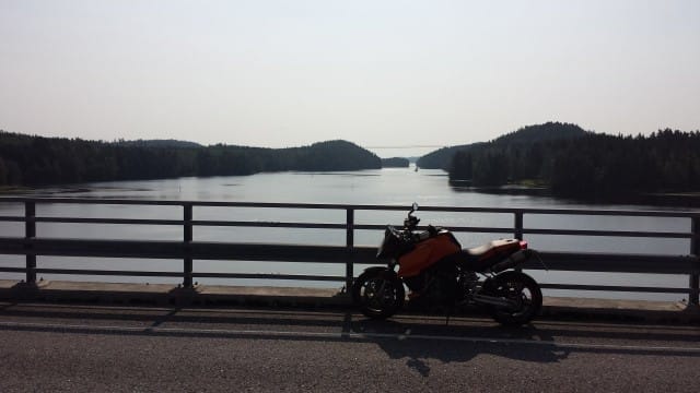 Sillalla KTM 990 SuperDuke. Kalkkinen.