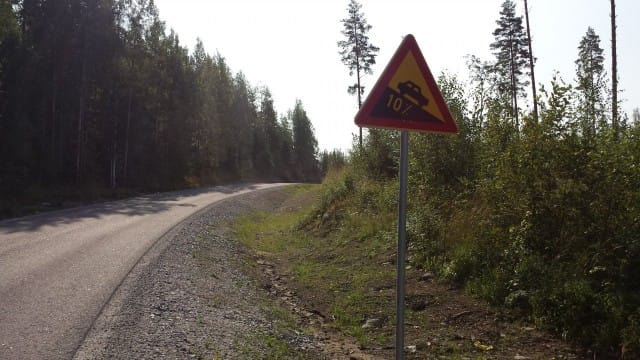 Jyrkät nousut ja laskut ovat motoristeille mieluisia. Tästä kyltistä minä pidän.