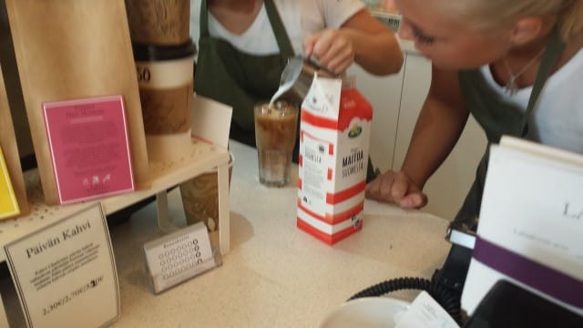 Koulutus käynnissä. Jäälatteni valmistumista seurataan tarkasti.