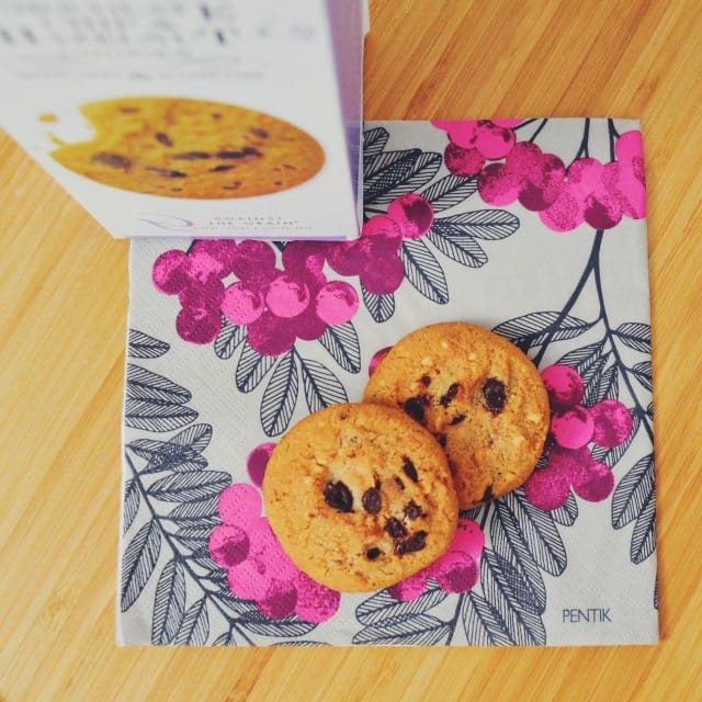 Keliapuodista mukaan tarttuneita suklaahippukeksejä.