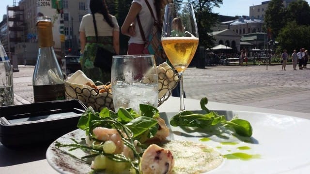 Sasson tapa tehdä  Grillattua mustekalaa ja omena-katkarapusalaattia on erinomainen. Lehtikuohu on juuri sopivan raikas kesään ja näihin alkupaloihin. Toimii..