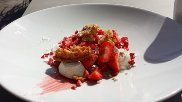 Jälkiruoaksi söin mansikoita, mantelikakkua ja mascarponevaahtoa. Herkullisia nämä kotimaiset mansikat.