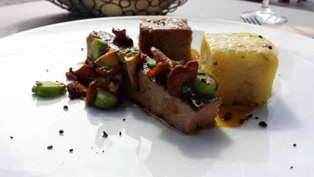 Täydellistä grillattua karitsan ulkofileetä, parmesaaniperunaterriiniä ja sitruunakastiketta. Täydellistä. Täydellistä.