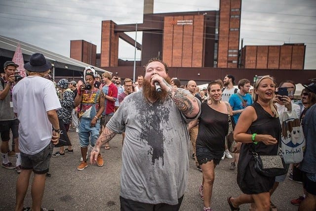 Action Bronson hyökkäsi mustan teltan kuumuudesta yleisön sekaan.