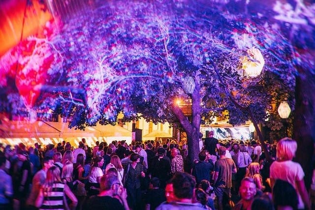 Backyardin bileet jatkuivat sunnuntaina siihen asti, että järjestysmiehet neuvoivat tanssijoita poistumaan.