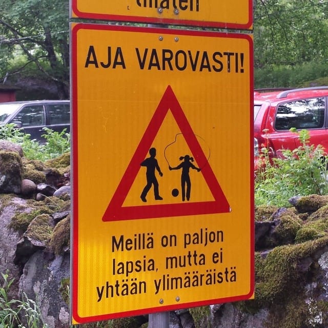 Hyvä liikennemerkki. Meillä on paljon lapsia, muttei yhtään liikaa.