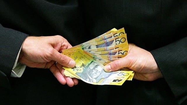 Sosiaalisessa mediassa arvellaan menikö 330 000 euroa kankkulan kaivoon vai onko rahoittaja aito?