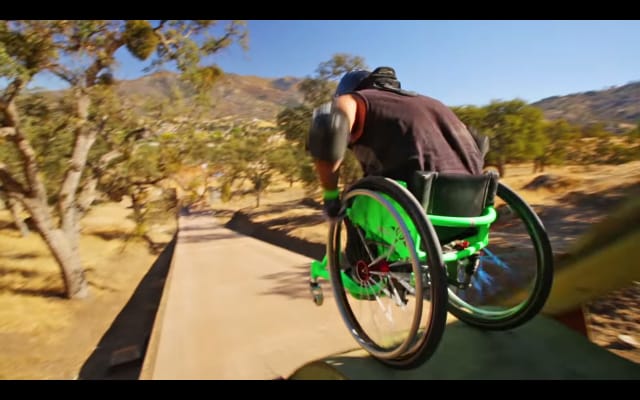 Pyörätuolillakin voi kikkailla. Nauti elämästä. Murra oma lasikattosi. Pystyt jos vain haluat! Kuvakaappaus Youtube