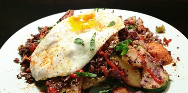 Lautasella = runsaasti rehuja sateenkaaren väreissä + reilusti kimchiä!