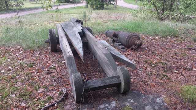 Pihalla oli hieman huonokuntoinen tykki. Suunta oli kyllä valmiiksi jostain syystä kohti itää.